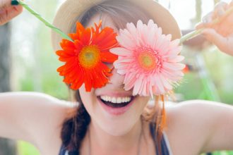 Φρέσκοι χρωματικοί συνδυασμοί για να φέρεις την άνοιξη στο ντύσιμό σου