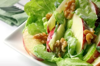 Σαλάτα με μήλα και καρύδια