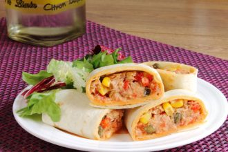 Αραβικές πίτες με τόνο και μαγιονέζα