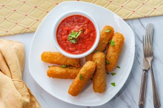 Μοτσαρέλα στικς με κοτόπουλο