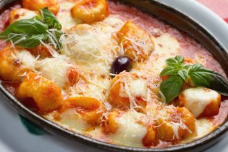 Νιόκι με σάλτσα ντομάτας και μοτσαρέλα