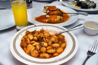 Γίγαντες στο φούρνο με κόκκινη σάλτσα