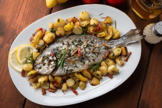 Τσιπούρα στο φούρνο με πατάτες