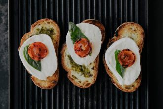 Μπρουσκέτες με μοτσαρέλα και πέστο ρόκας