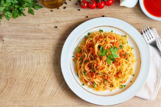 Σπαγγέτι με τόνο και σάλτσα ντομάτας