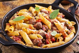 Πένες με λουκάνικα και καυτερή πιπεριά