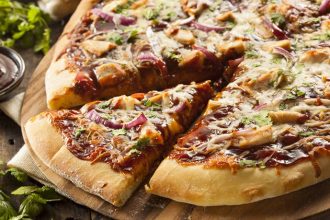 Πίτσα μπάρμπεκιου με κοτόπουλο