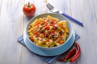 Πικάντικα ζυμαρικά με τόνο