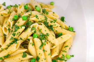 Πένες με κρέμα γάλακτος και αρακά