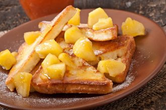 Γαλλικό τοστ με κομπόστα μήλου