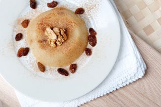 Σιμιγδαλένιος χαλβάς με σταφίδες