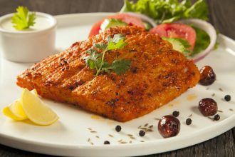 Σολομός με πιπέρι καγιέν και κουρκουμά