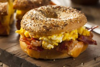 Bagel με αβγά και μπέικον