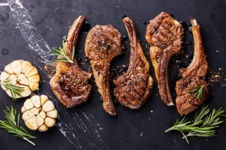 Πότε αλατοπιπερώνουμε το παϊδάκι πριν το ψήσιμο