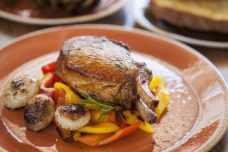 Αγκινάρες με μπριζόλες χοιρινές