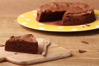 Σοκολατένιο κέικ με δύο μόνο υλικά