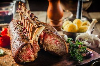 Αρνάκι μαριναρισμένο σε σκόρδο και βότανα