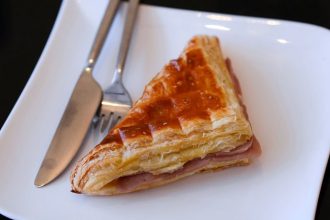 Ζαμπονοτυρόπιτα με σφολιάτα