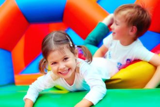 Πόσο καθαροί είναι οι παιδότοποι που παίζουν τα παιδιά σας;