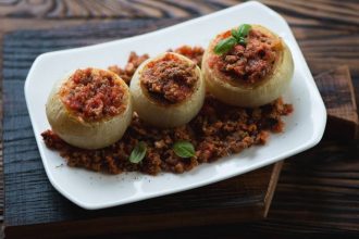 Γεμιστά κρεμμύδια με κιμά και ρύζι