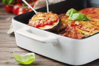 Μελιτζάνες φούρνου με μοτσαρέλα και παρμεζάνα