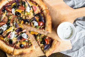 Χωριάτικη πίτσα με σπιτική ζύμη