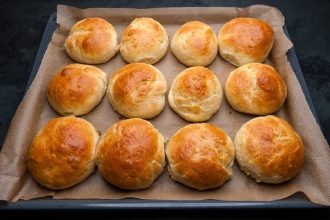 Αλμυρά μπριός με αρωματικά και ελιές