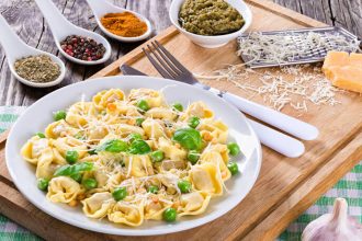 Σαλάτα με τορτελίνια και σάλτσα πέστο