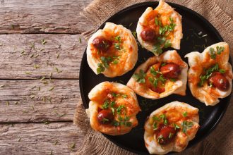 Γεμιστά μάφινς με λουκάνικο