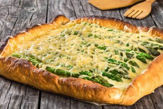 Τάρτα με σπαράγγια και γραβιέρα