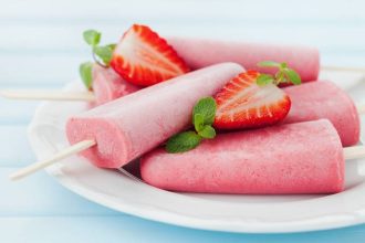 Γρανίτα φράουλα σε ξυλάκι