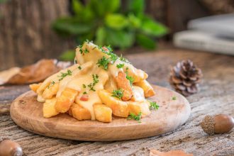 Πατάτες τηγανιτές με γραβιέρα