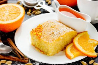 Σιροπιαστό κέικ πορτοκαλιού με καρύδα