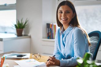 Το τυπικό «ντύσιμο γραφείου» μετατρέπεται σε στιλάτη εμμονή