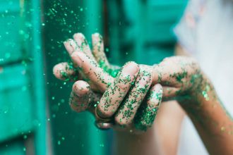 To μοδάτο σημείο για να εντάξεις το γκλίτερ στο μακιγιάζ σου