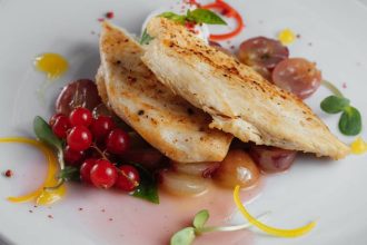 Φιλέτο κοτόπουλο με σάλτσα από κρασί και σταφύλια