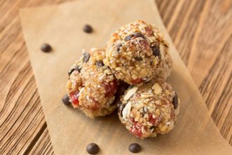 Μπουκιές ενέργειας με σταφίδες και βρώμη