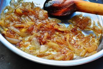 Πώς να καραμελώσεις κρεμμύδια στο μισό χρόνο