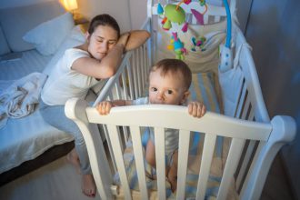 Η αϋπνία στους νέους γονείς μπορεί να κρατήσει έξι χρόνια