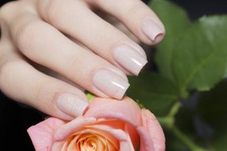 Το απόλυτο χρώμα για να βάψεις τα νύχια σου