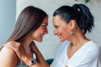 Τα παιδιά τείνουν να μιμούνται τη μητέρα τους στις σχέσεις