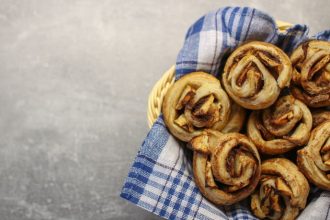 Ρολά σφολιάτας με μήλο