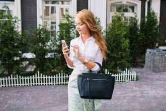 Καλοκαίρι: Πώς να βάλεις το λευκό πουκάμισο