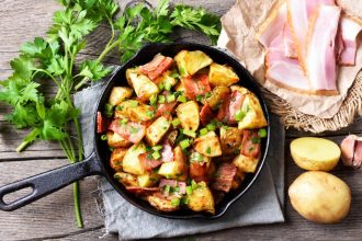 Πατάτες φούρνου με μπέικον και κρεμμύδι