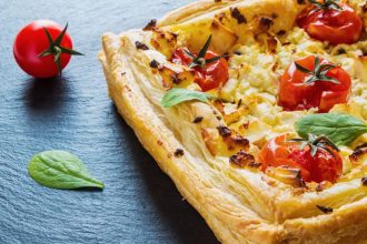 Τάρτα σφολιάτας με ντοματίνια και φέτα