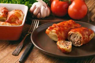 Λαχανοντολμάδες με σάλτσα ντομάτας