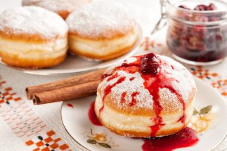 Ντόνατς με γέμιση κεράσι