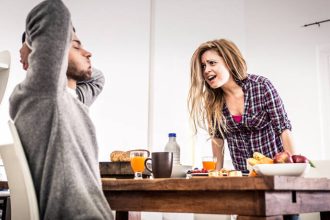 Πώς δεν θα καταστρέψεις τη σχέση σου με τον άνθρωπο που έχεις κλειστεί στο σπίτι