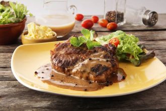 Μοσχαρίσια μπριζόλα με σάλτσα πιπεριού