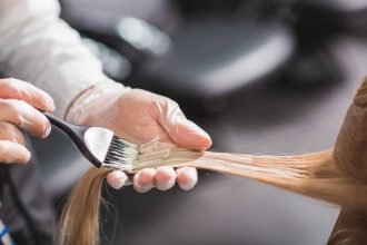 Τι χρώμα να βάψεις τα μαλλιά σου τώρα που άνοιξε ο καιρός